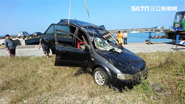 尿急忘拉手煞車　愛車投奔海龍王懷抱