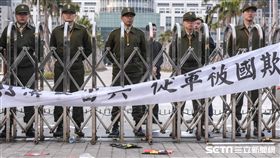 軍人包圍國防部,反年金改革,（圖／記者林敬旻攝影）