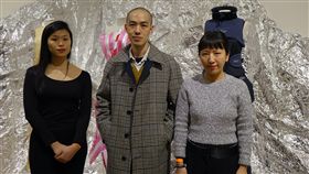 紅白塑膠袋做洋裝 登倫敦國際時尚展 圖／中央社