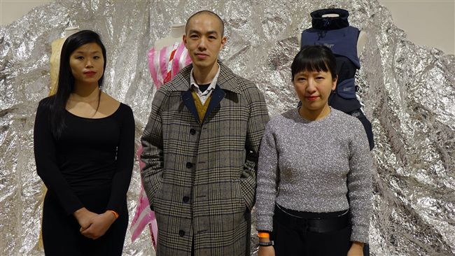 「紅白塑膠袋」做洋裝　登倫敦時尚展
