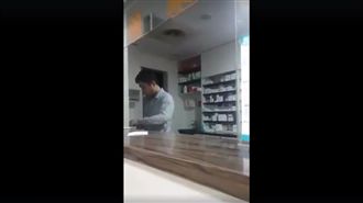 離譜藥師邊抽菸邊配藥　衛生局重罰