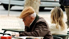 老人,失智(圖非新聞當事人／攝影者Pedro Ribeiro Simões,flikr CC License／網址http://bit.ly/1OEUEQz)
