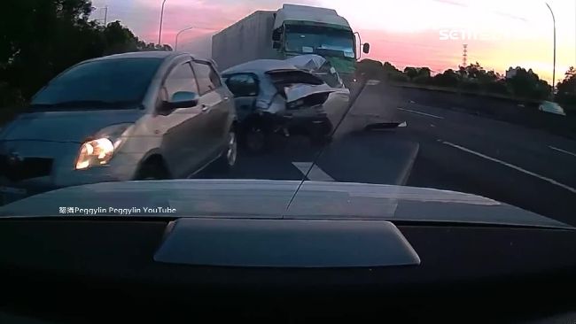 影／轎車削半　國道8車連撞畫面曝光