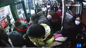 緊貼妙齡女性騷擾　乘客合力逮公車狼