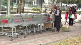 無幣化害的？賣場推車變人行道路障