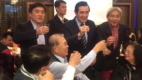 郝龍斌晚間出席在台北錦華樓舉行的憲兵後備軍人新春團拜，前總統馬英九也受邀出席。／郝龍斌辦公室提供