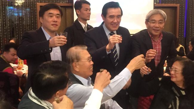 郝馬現身後憲新春團拜　同框逐桌敬酒