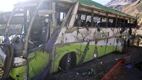 阿根廷巴士疑超速過彎　翻車19死23傷_（圖／美聯社／達志影像）