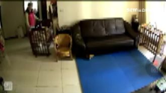 不滿嬰兒哭鬧　男保母情緒失控推撞牆