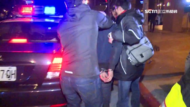 詐欺犯聊天遭上銬　一旁友人看傻眼