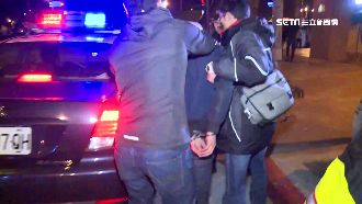 詐欺犯聊天遭上銬　一旁友人看傻眼