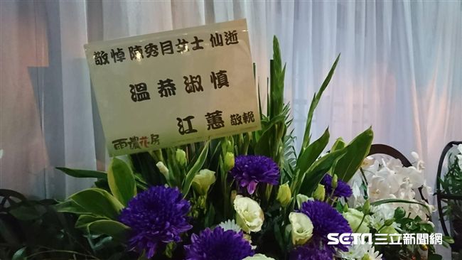 國道翻車釀33死　江蕙送花籃致哀