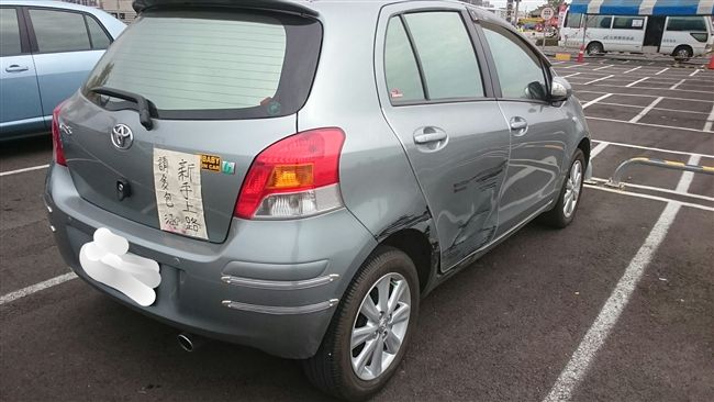 車尾這樣貼　最強小鴨車旁沒人敢停