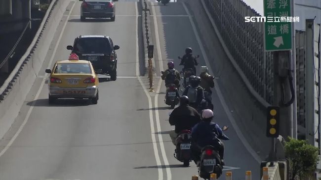 疑不熟路況　轎車誤闖機車道釀回堵