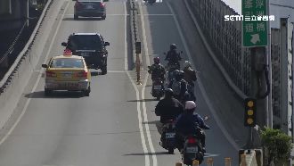 疑不熟路況　轎車誤闖機車道釀回堵