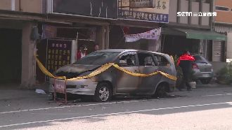 轎車燒成廢鐵　恐鞭炮引爆燃油釀禍