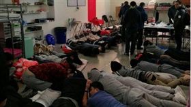 西班牙破電信詐騙案，陸媒公布「台人趴地被捕」照。取自鳳凰網

