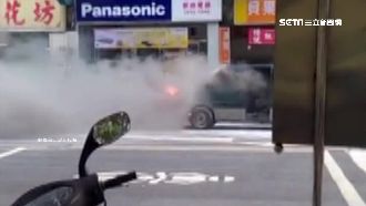 廂型車引擎半路突起火　駕駛及時逃命