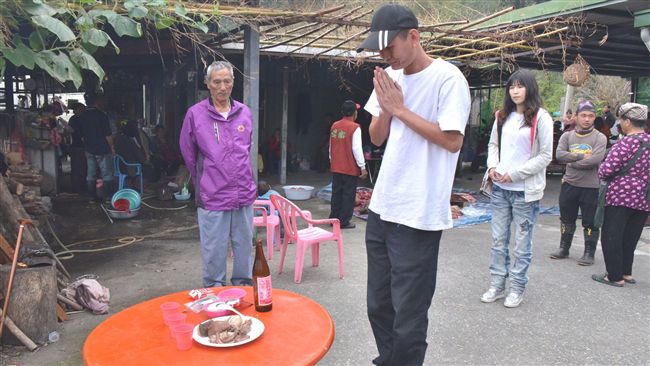 山老鼠殺山豬向原民道歉　擲茭獲原諒