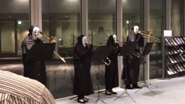 無臉男演奏長號　群魔亂舞笑翻網友