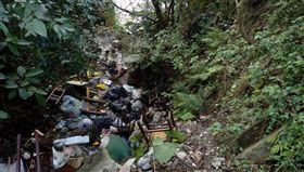 沒公德！美麗溪河驚見國小課桌椅　網友大罵「無法可管嗎」
圖/翻攝自戴學源臉書