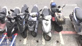 好不容易找到車位　機車格竟劃紅線