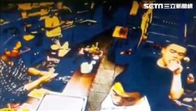 羅男偕友吃消夜結束後欲結帳時，突遭4名惡煞持刀砍傷左、右手臂（翻攝畫面）
