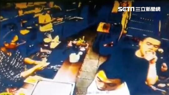 男偕友夜市吃麵　4惡煞揮刀砍雙臂