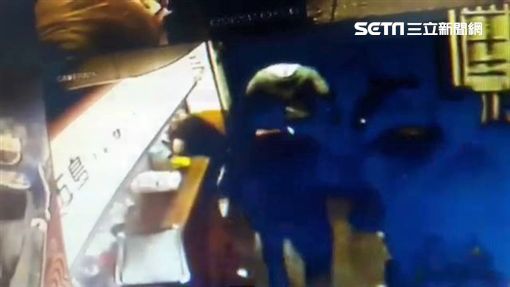 羅男偕友吃消夜結束後欲結帳時,突遭4名惡煞持刀砍傷左、右手臂(翻攝畫面)