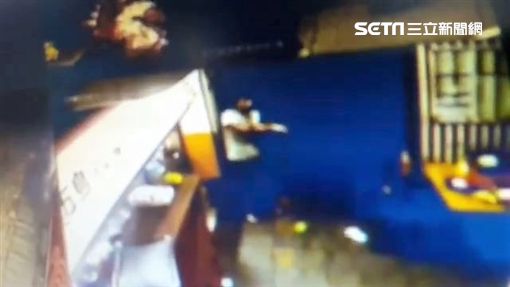 羅男偕友吃消夜結束後欲結帳時,突遭4名惡煞持刀砍傷左、右手臂(翻攝畫面)