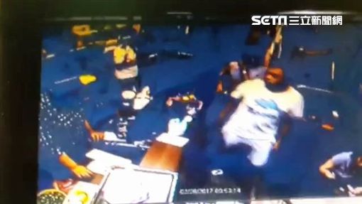 羅男偕友吃消夜結束後欲結帳時,突遭4名惡煞持刀砍傷左、右手臂(翻攝畫面)