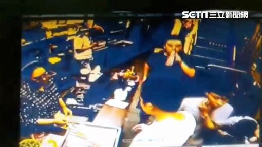 羅男偕友吃消夜結束後欲結帳時,突遭4名惡煞持刀砍傷左、右手臂(翻攝畫面)