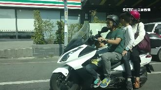 一家人四貼上路　小男孩縮踏板滑手機