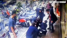 潘男酒後買菸不付錢，還開冰箱的酒來喝，甚至遭勸阻後點火燒收銀機遭逮（翻攝畫面）