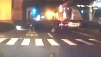 懷疑妻子坐小王車　醋男擋車逆向追車