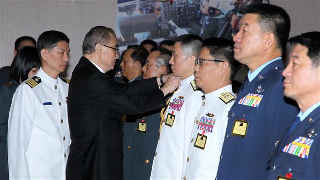 「團體臂章」縫了又拆　國防部挨批
