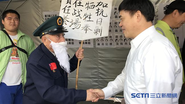 退伍軍人圍立院　郝現身：是必要手段