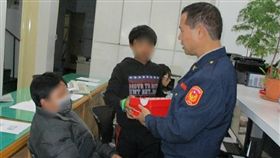 13歲少年偷球鞋，岡山警分局梓官分駐所長薛冠洲買NIKE送他。(圖／高雄市岡山警分局梓官分駐所)