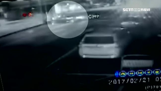 男疑趕上班開車撞分隔島　所幸僅輕傷