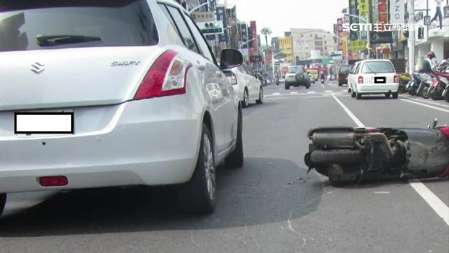 為閃並排臨停　騎士自摔遭後車輾過