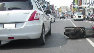 為閃並排臨停　騎士自摔遭後車輾過