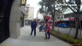 闖店家鬧事還想襲警　醉男被當街壓制