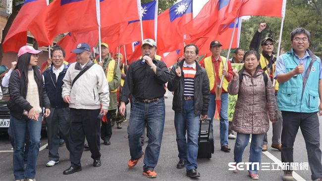繞行立院批年改　退將高喊「反台獨」