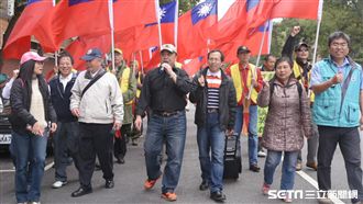 繞行立院批年改　退將高喊「反台獨」