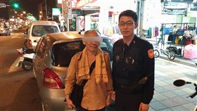 林翁帶家人前往五分埔買衣服，回程時忘記自己車輛停放位置，遂前往派出所尋求協助，警員不到十分鐘便尋獲車輛（翻攝畫面）