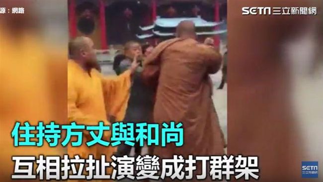 影／為了香油錢！和尚竟在廟前打群架