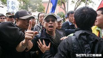 抗議年改　群眾竟向記者潑水、譙髒話