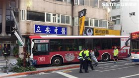 台北市1輛中興巴士的公車疑忘拉手煞車，整輛公車從斜坡滑下撞上候車亭（翻攝畫面）