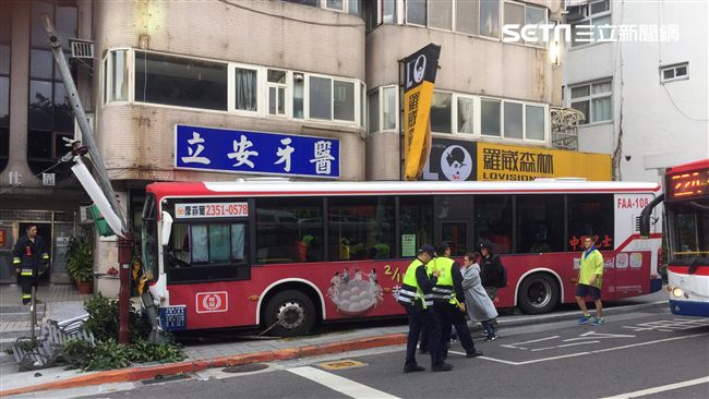 手煞車疑忘拉起　北市公車衝撞候車亭