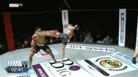 影／再調皮R！格鬥比賽跳舞挑釁　遭對手側踢爆頭秒K.O
圖／翻攝自MMA-Core Youtube
https://www.youtube.com/watch?v=hEXvZyE676o&feature=youtu.be